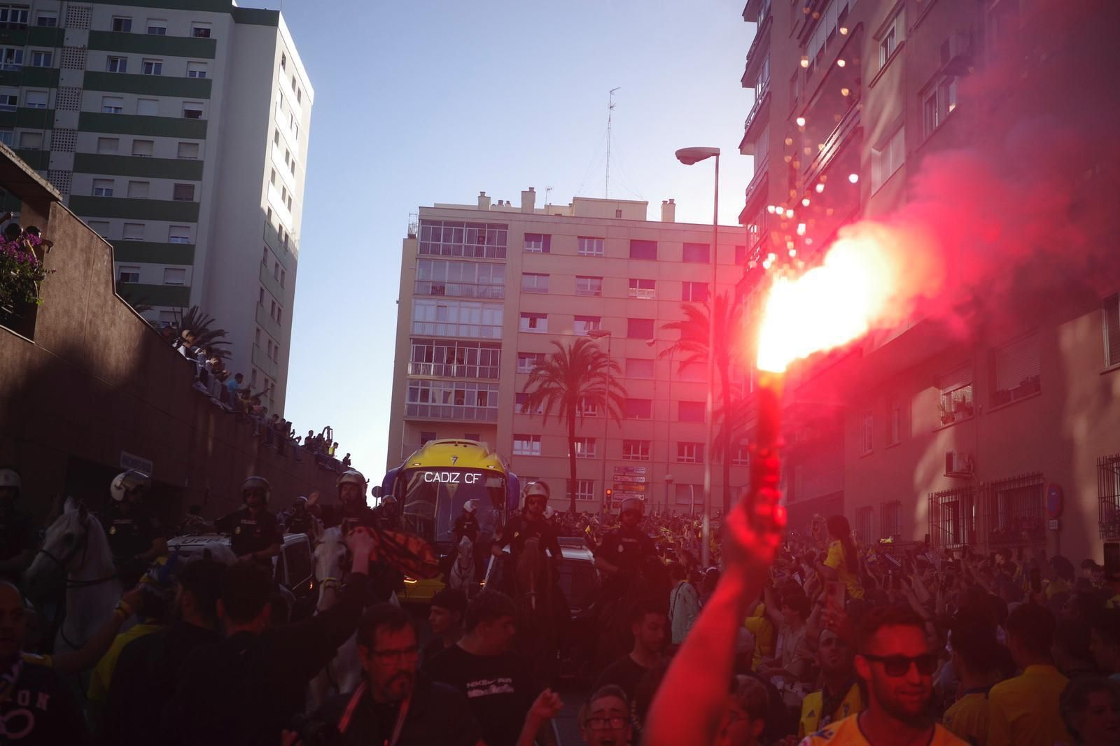 Espectacular recibimiento al Cádiz antes del partido contra el Real Madrid