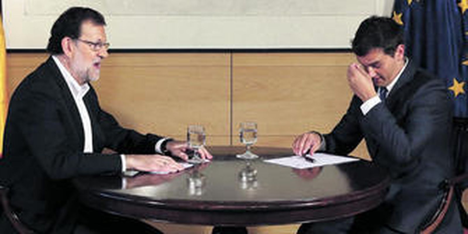 Mariano Rajoy y Albert Rivera, ayer antes de iniciar su reunión en el Congreso para tratar sobre un acuerdo de investidura.