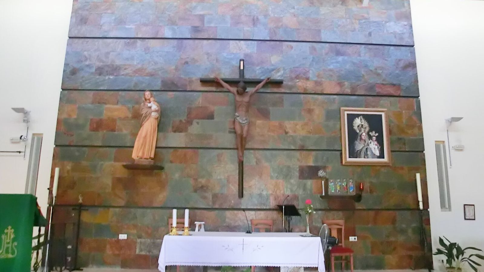 Interior de la Iglesia de N.S. de la Luz, en la barriada del Cortijo de Vides.