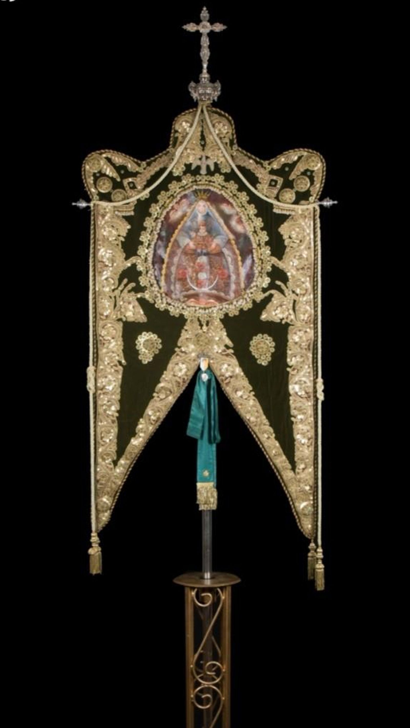 El Simpecado está ornamentado con los bordados de un traje del Faraón de Camas.