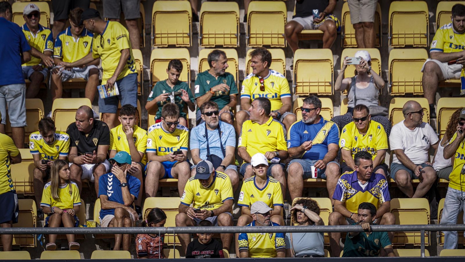 Búscate entre las fotos del partido de fútbol Cádiz CF - CD Tenerife de la Liga Hypermotion