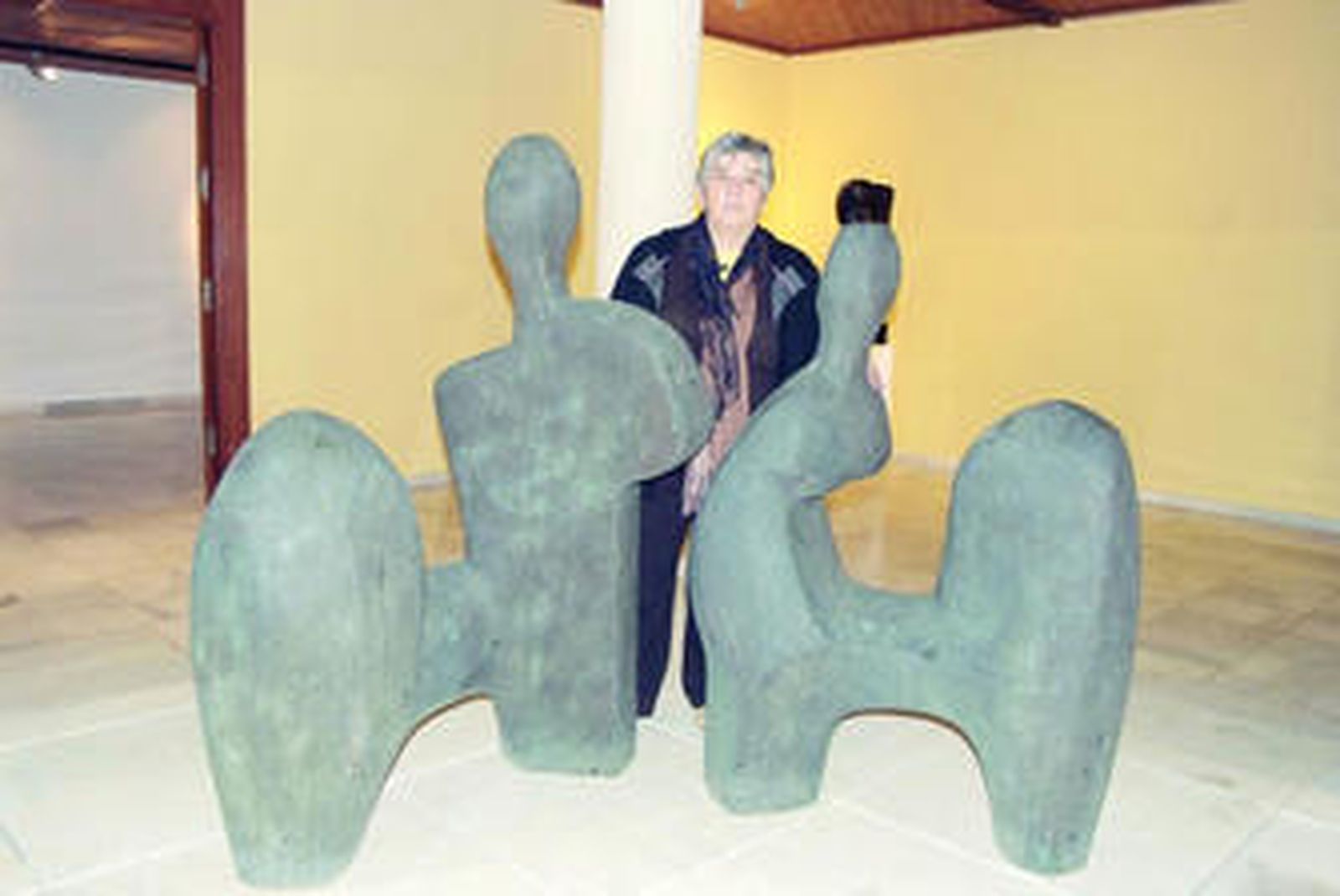 Elena Laverón con una de sus majestuosas obras que muestra en el Castillo de Santa Ana.