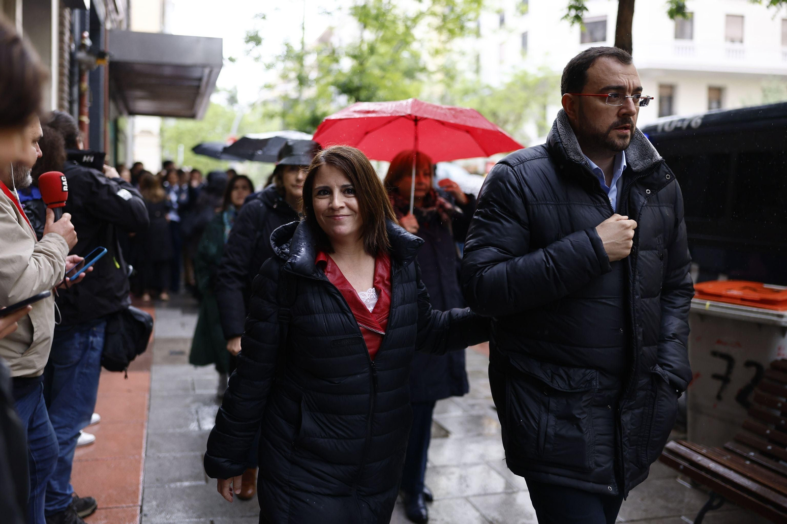 La militancia socialista apoya en la calle a Pedro Sánchez