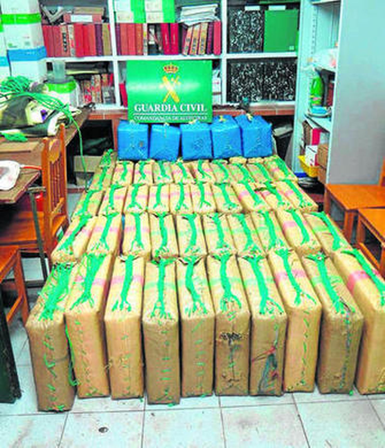 El hachís incautado en la playa del Chinarral.