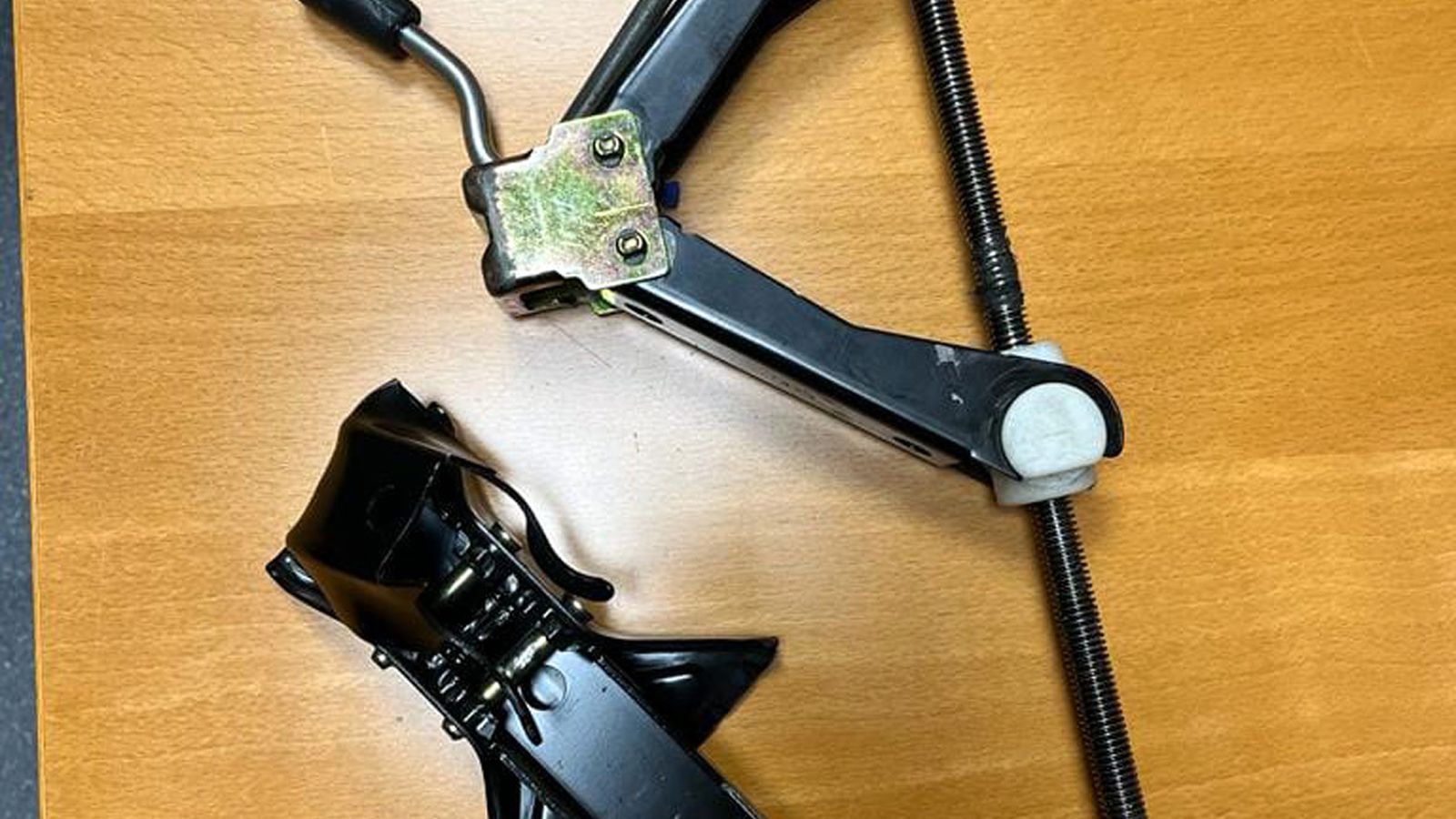 Artefacto para forzar cancelas y cerrojos