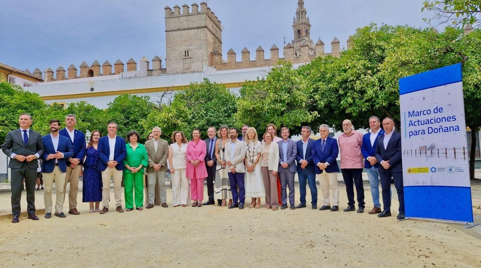 Los alcaldes del entorno de Doñana con representantes del Ministerio de Inclusión.