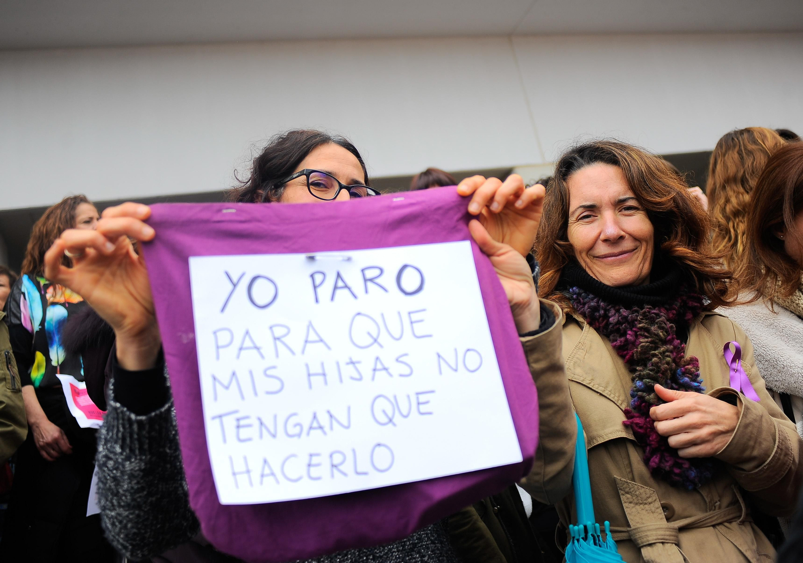 Uno de los carteles de la concentración en la Ciudad de la Justicia.