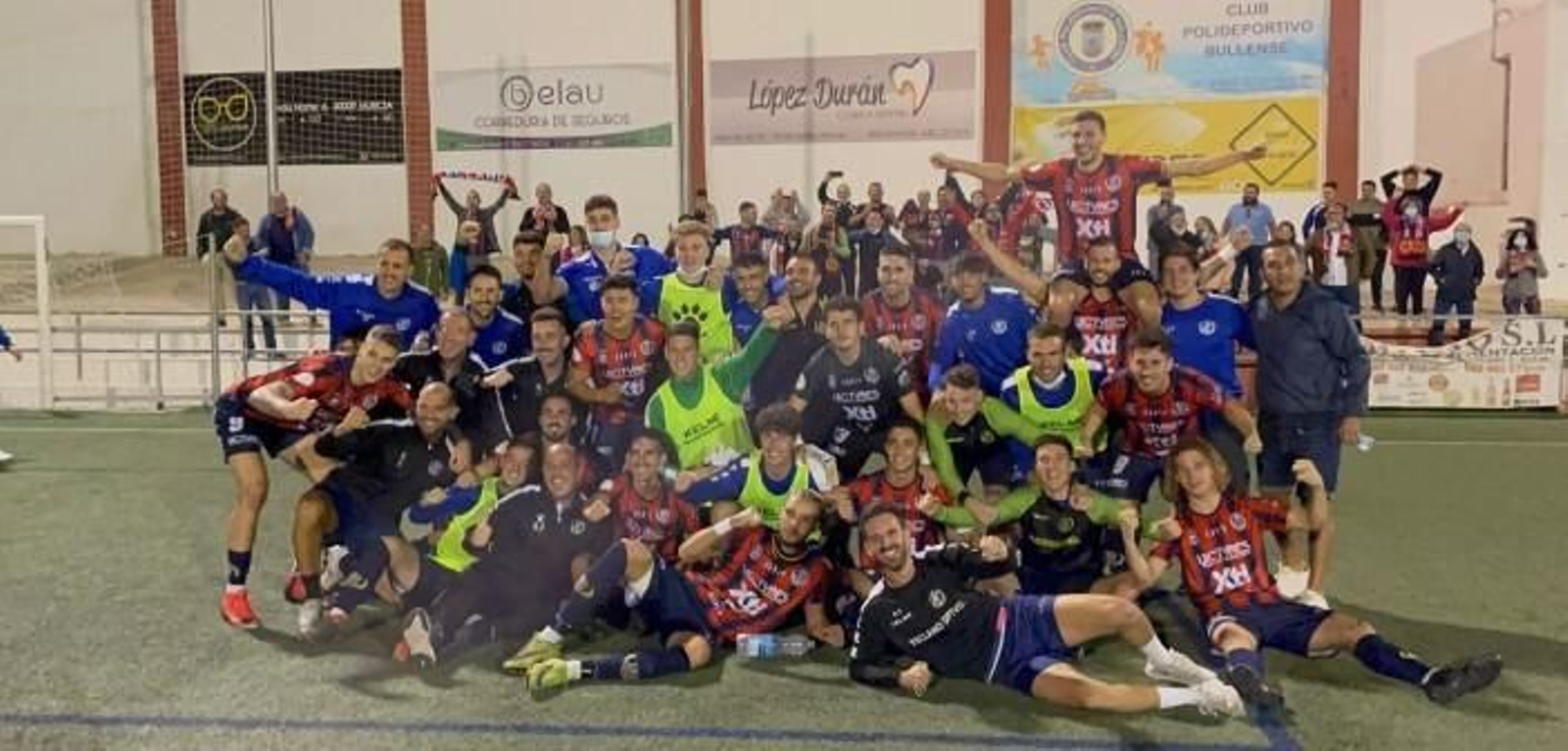 Los jugadores del Yeclano celebran su clasificación para la fase nacional de la Copa RFEF