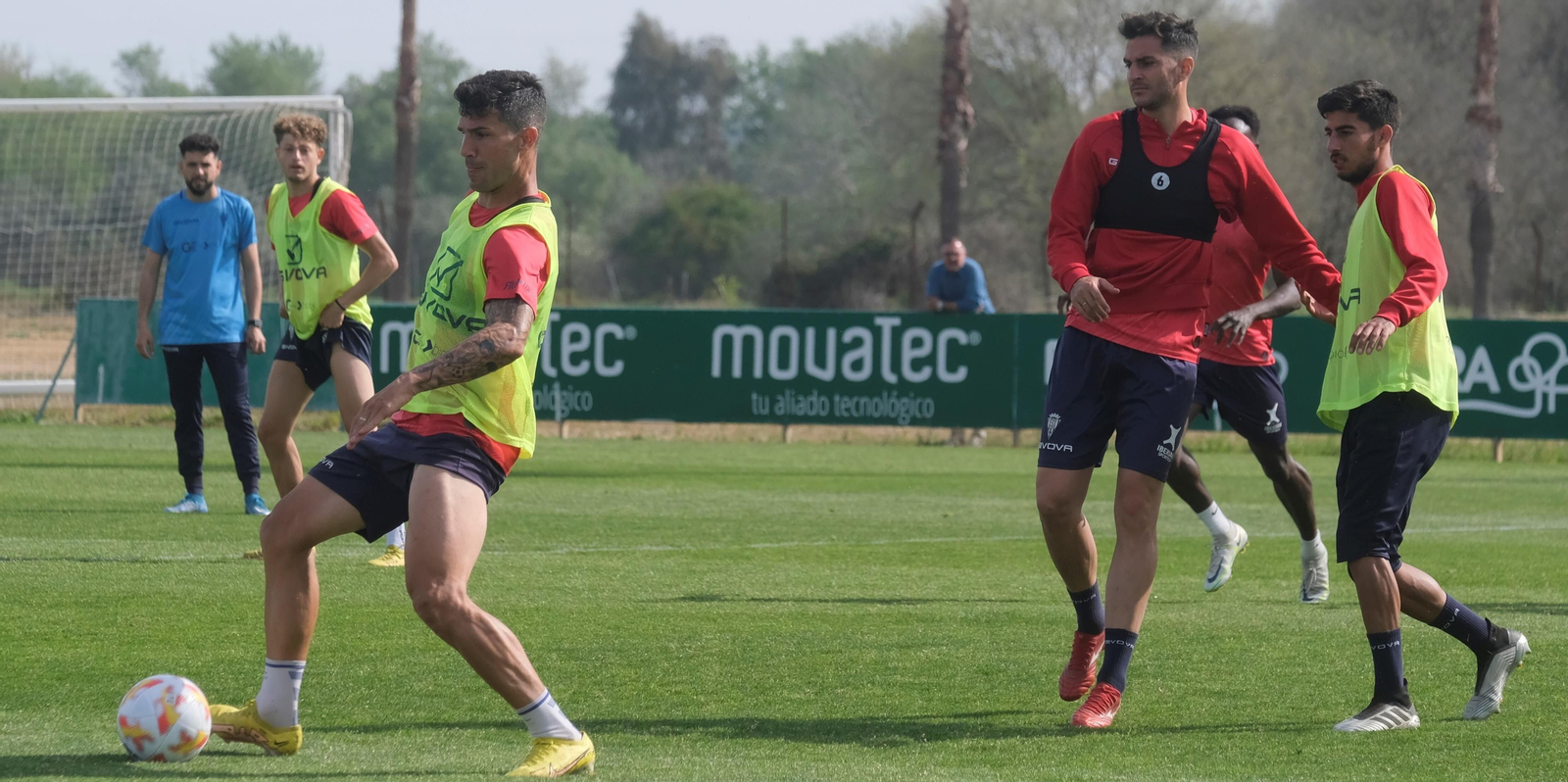 Willy Ledesma controla el balón en el entrenamiento de este viernes del Córdoba CF.