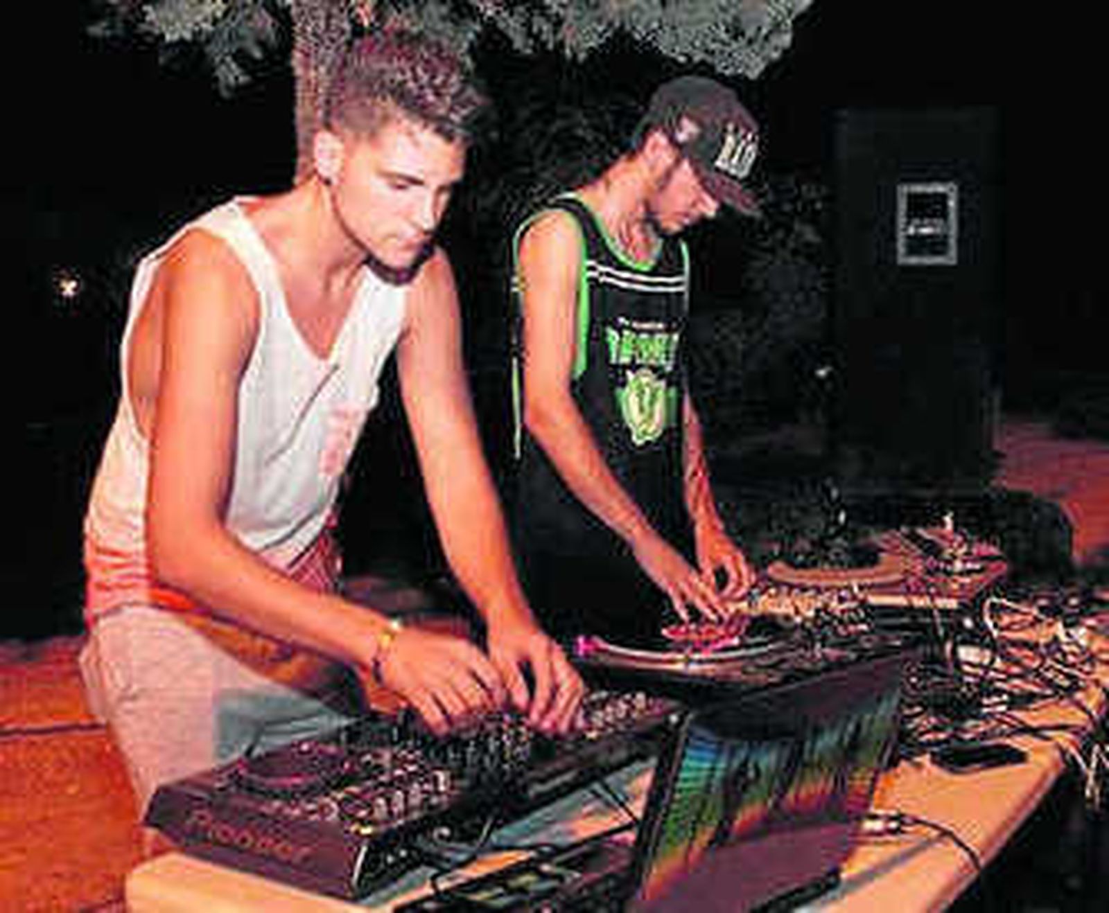 Dos DJ preparando la actuación.