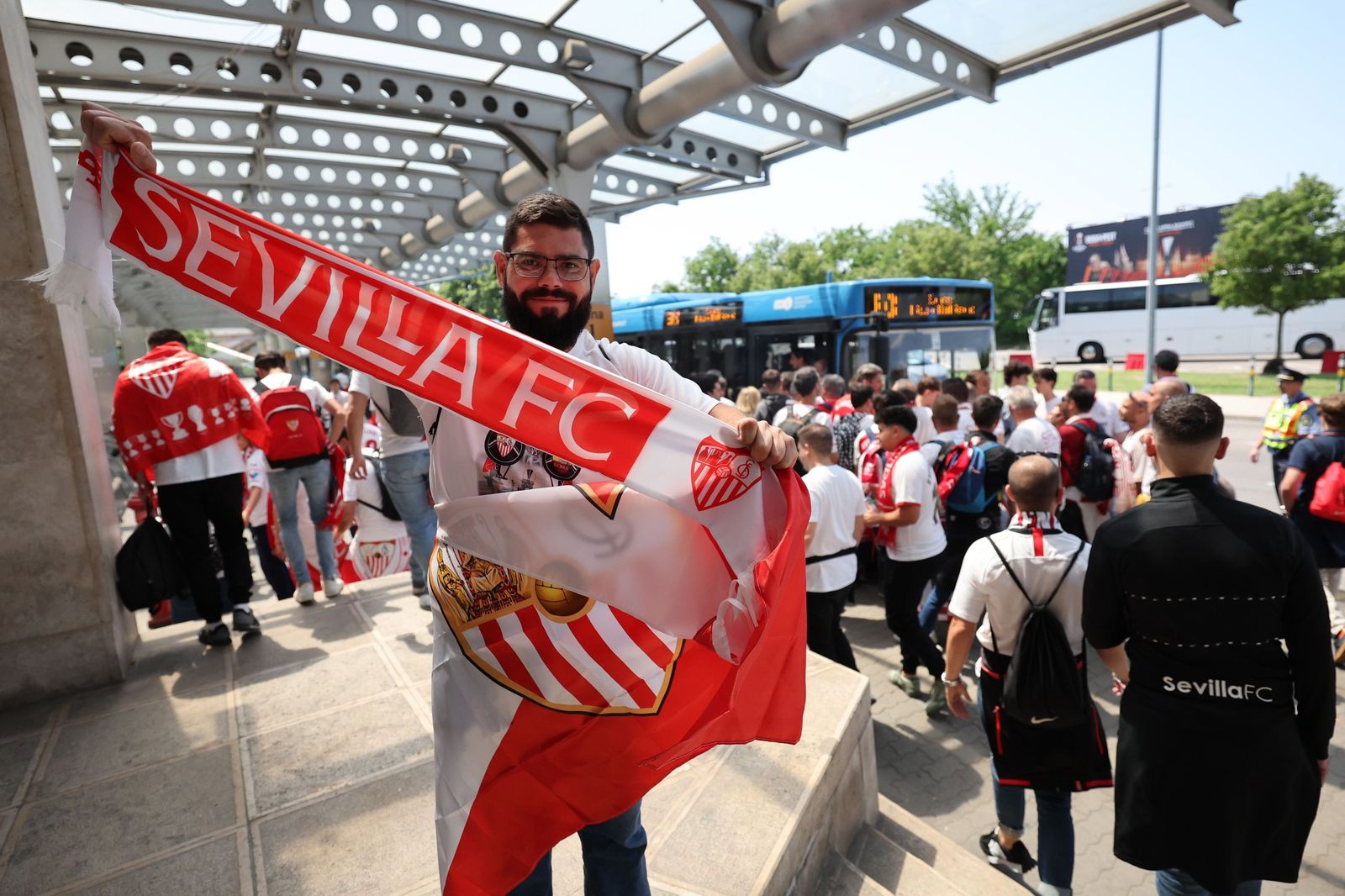 La llegada de aficionados sevillistas a Budapest