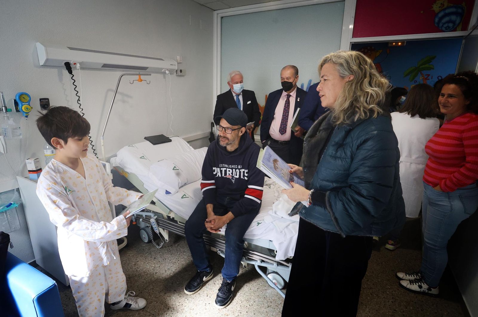 Imágenes de la entrega a los niños de la Unidad de Pediatría del Hospital Juan Ramón Jiménez de los recortables cofrades de la Semana Santa de Huelva