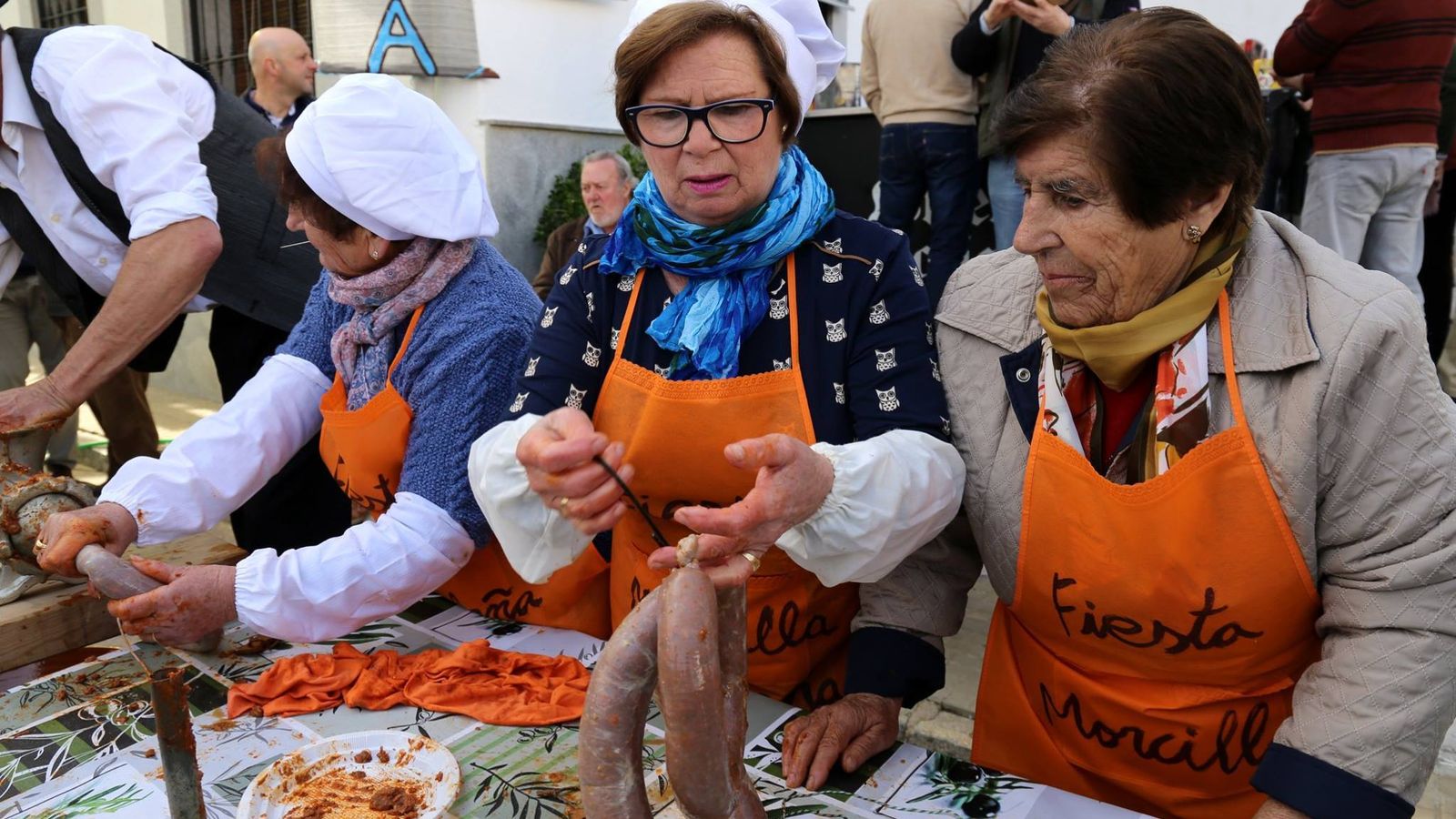 Lo que más llama la atención año tras año es la destreza con la que los vecinos elaboran el embutido a la antigua usanza