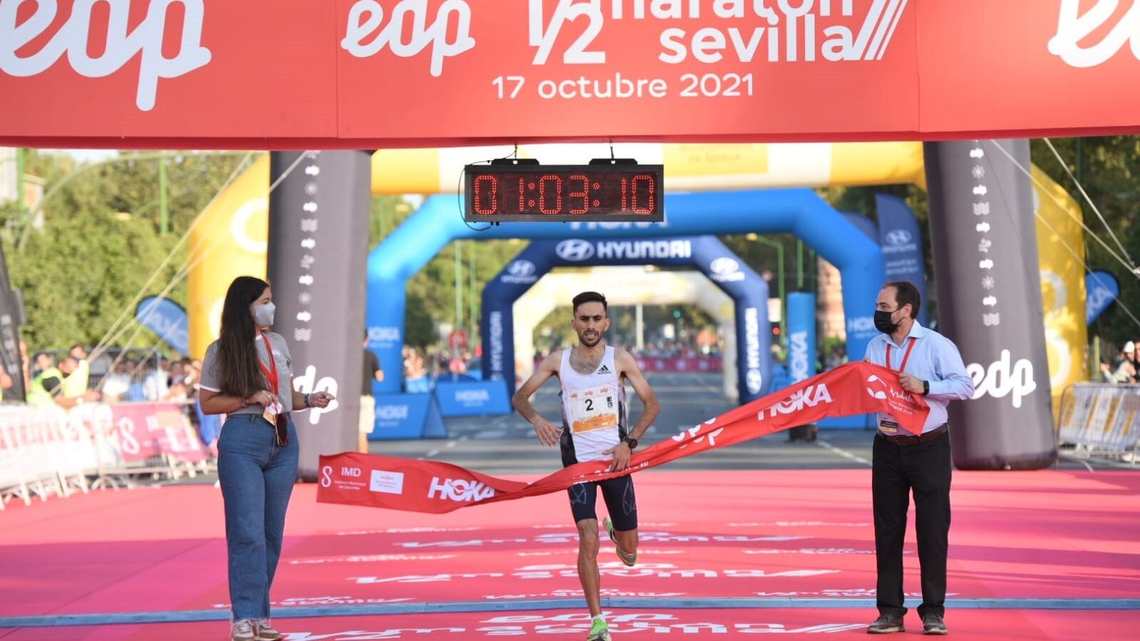 El marroquí Mohamed El Talhaoui, en el momento de entrar en la meta.