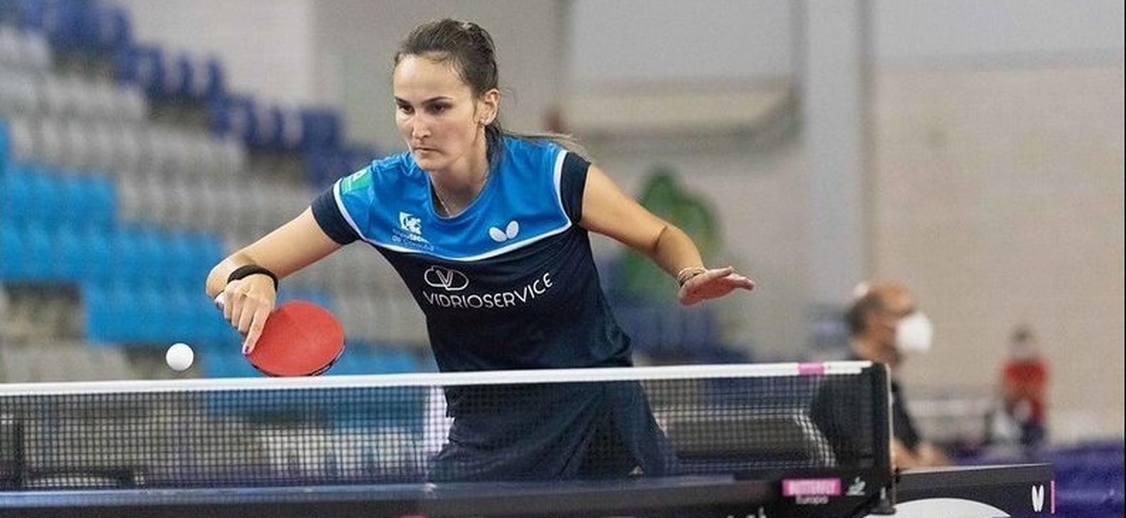 Marija Galonja devuelve una bola durante un partido.