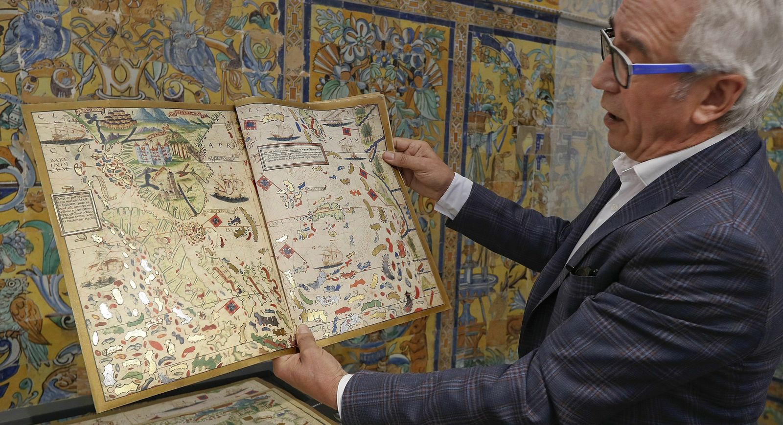 Manuel Moleiro muestra uno de los facsímiles de la exposición de atlas y códices.