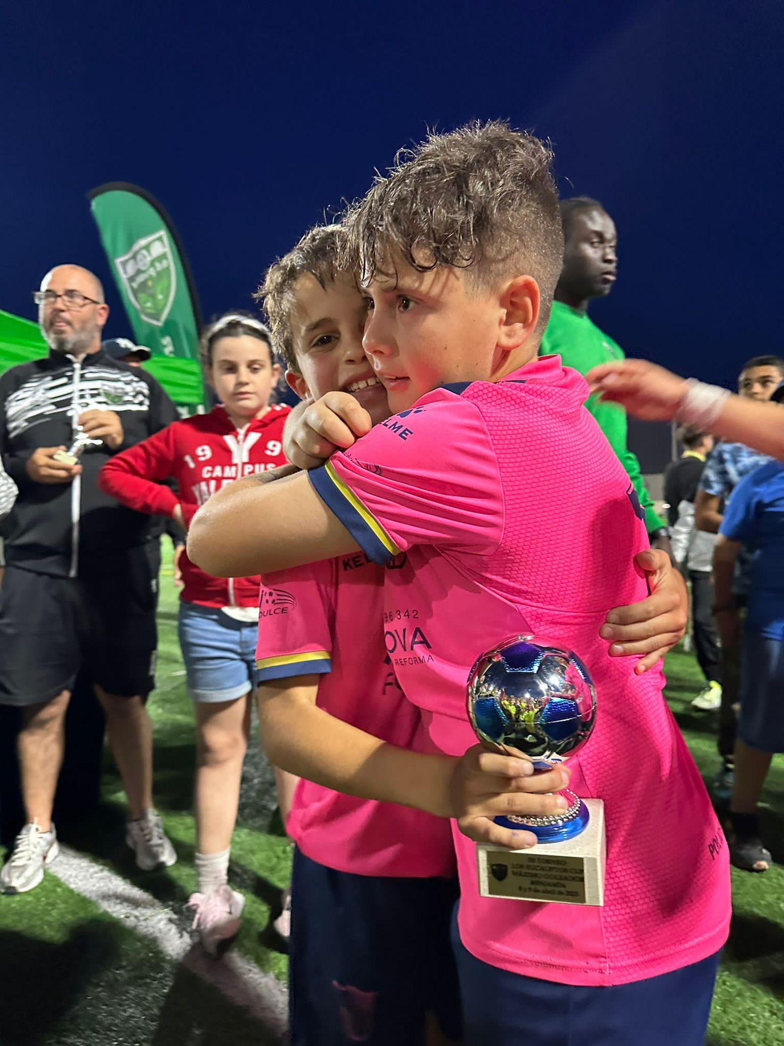 Dani Capel, del Aguadulce, abraza a su compañero José Luis Fernández, máximo goleador en benjamín
