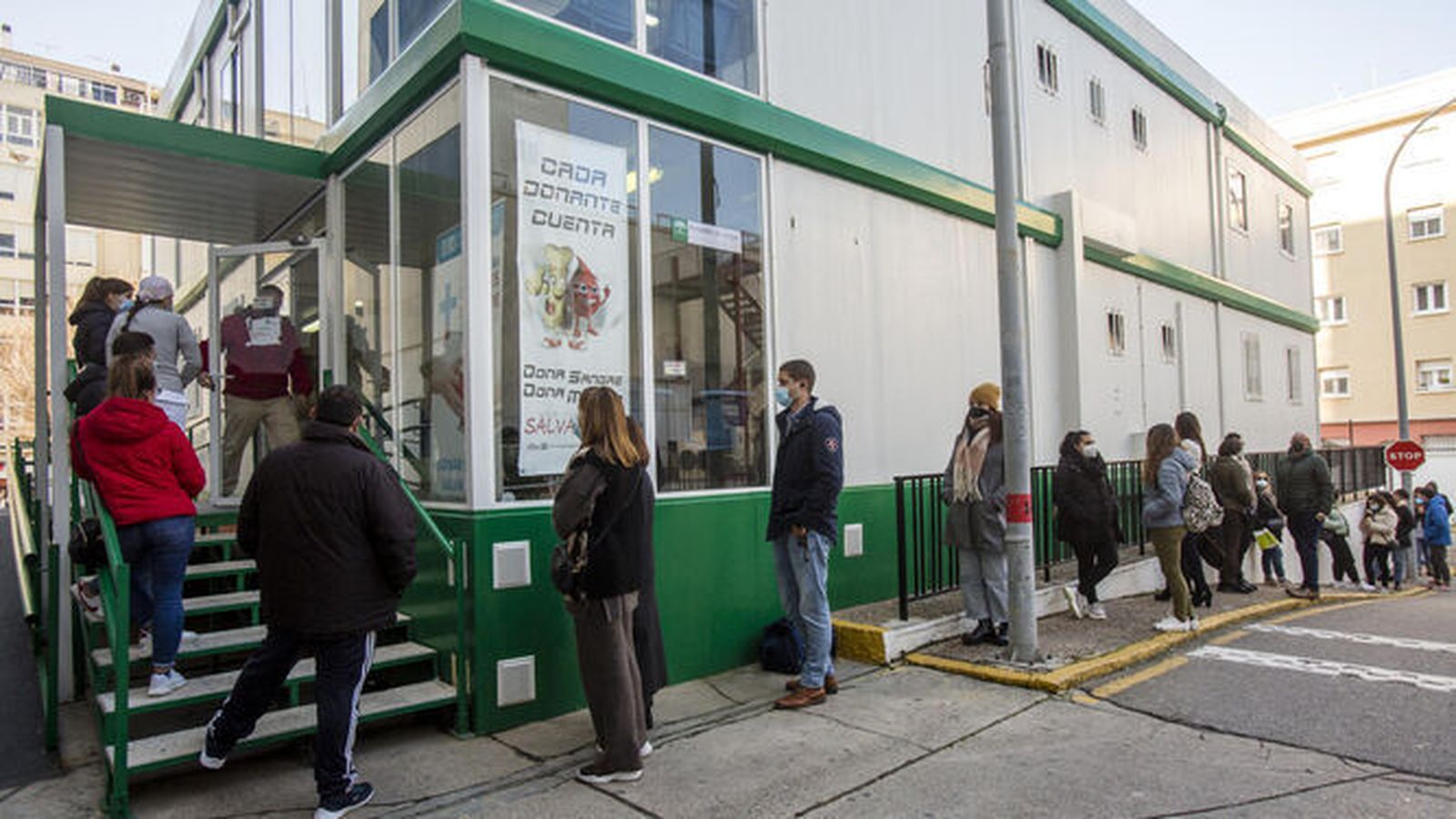 Una larga cola de donantes en el Puerta del Mar de Cádiz.