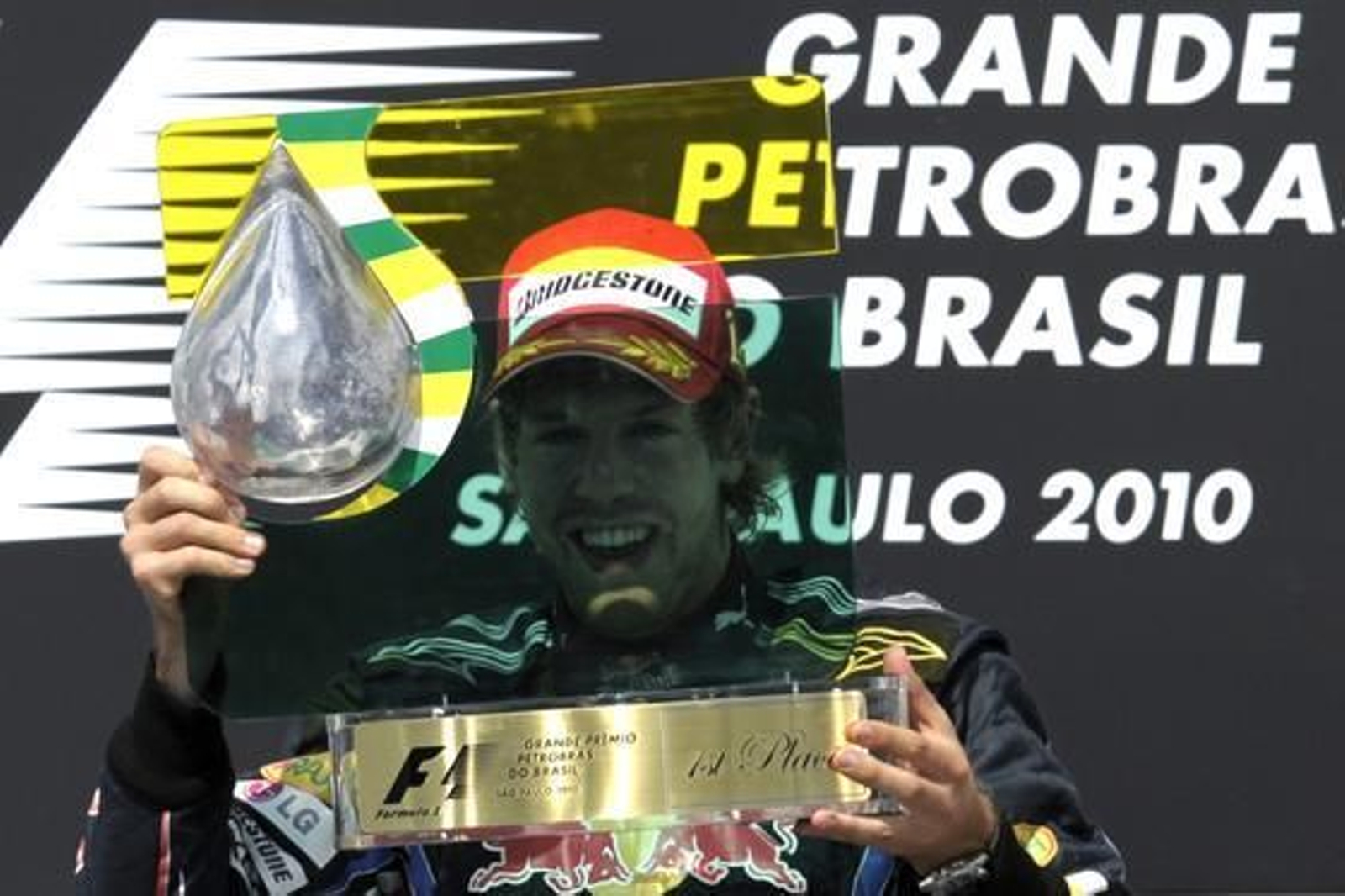 Vettel gana en Interlagos por delante de Webber y Alonso. / AFP