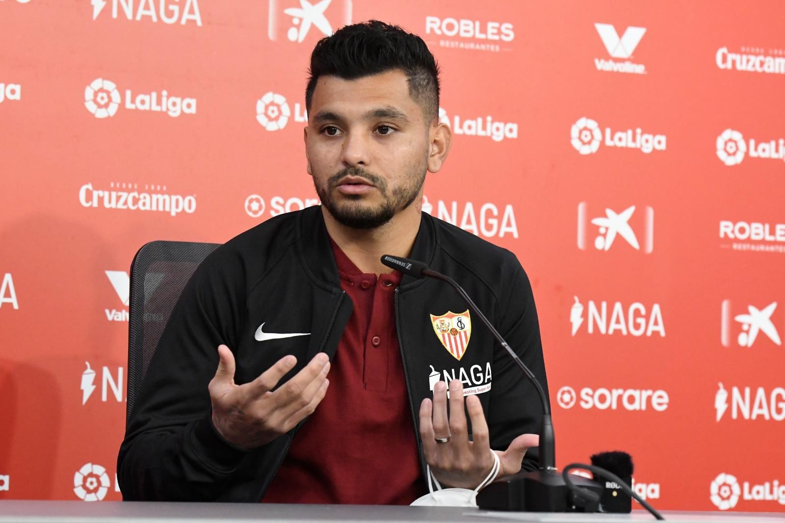 Tecatito Corona se expresa en la sala de prensa del Ramón Sánchez-Pizjuán.