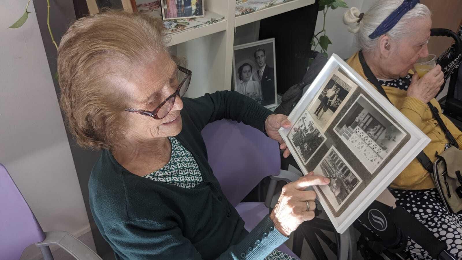 Una de las residentes muestra algunas fotografías antiguas.