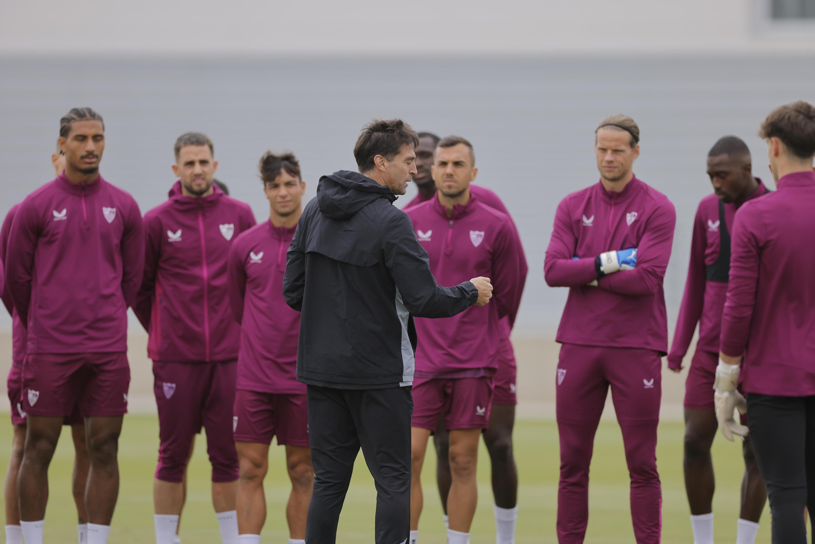 Diego Alonso se dirige a sus futbolistas en el entrenamiento de ayer en Sevilla.