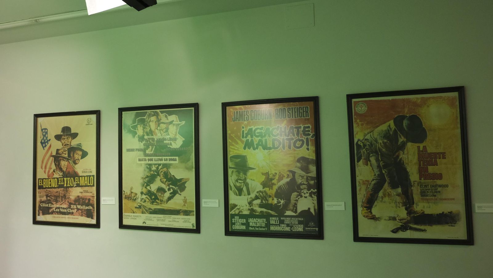 Inauguración de la exposición 'Revolución Leone' en la Casa del Cine de Almería, en imágenes