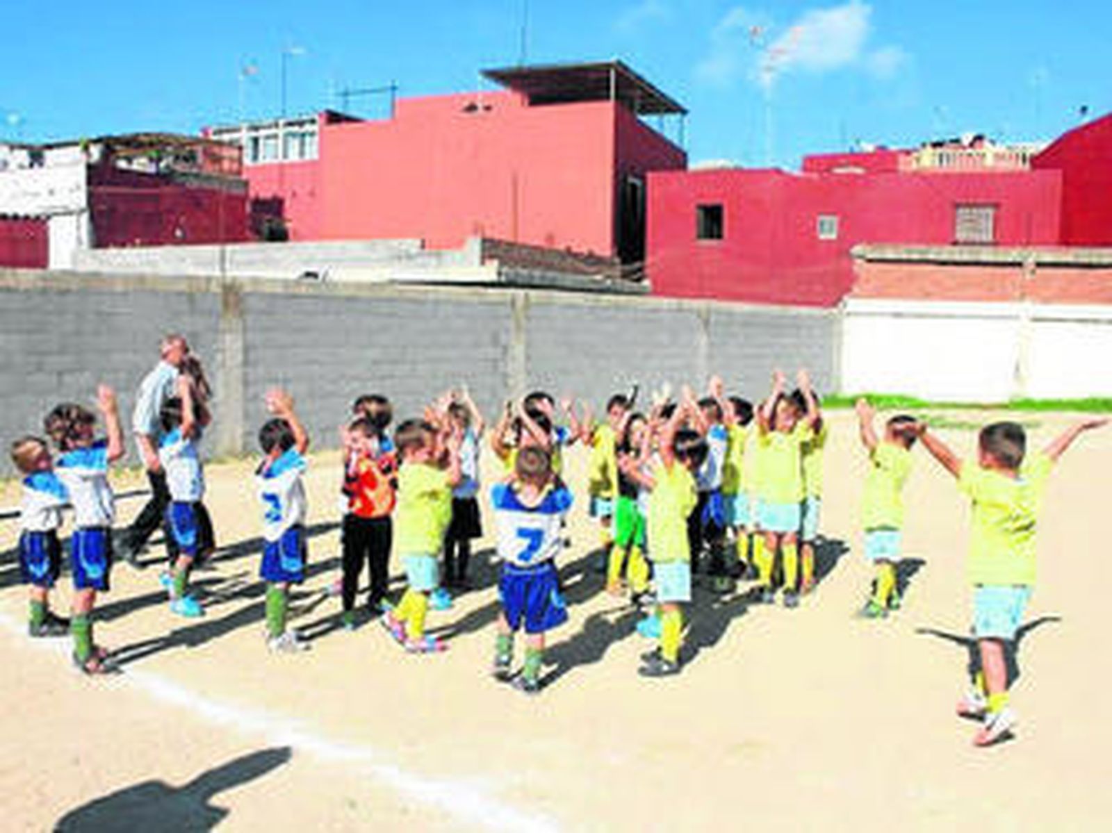 Jugadores del Elcano y el Monitores de bebés, tras un partido.