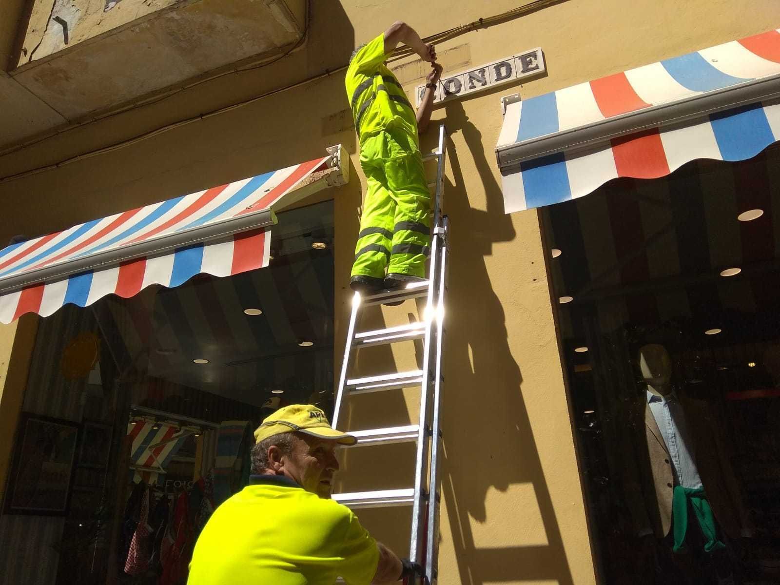 Un operario retira el rótulo de calle José Cruz Conde.