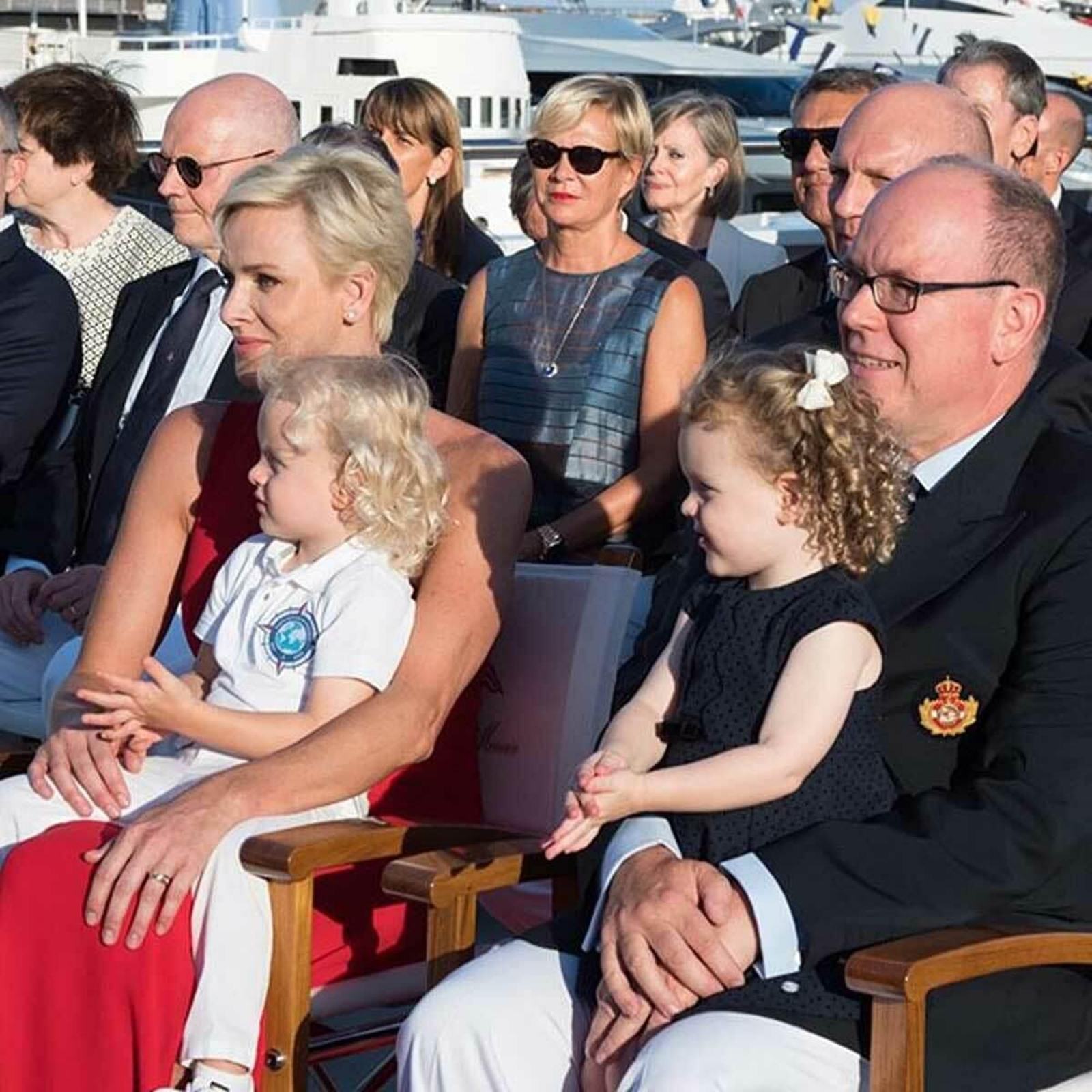 Alberto II y Charlene, con sus hijos, en uno de los actos a los que asisten todos juntos.
