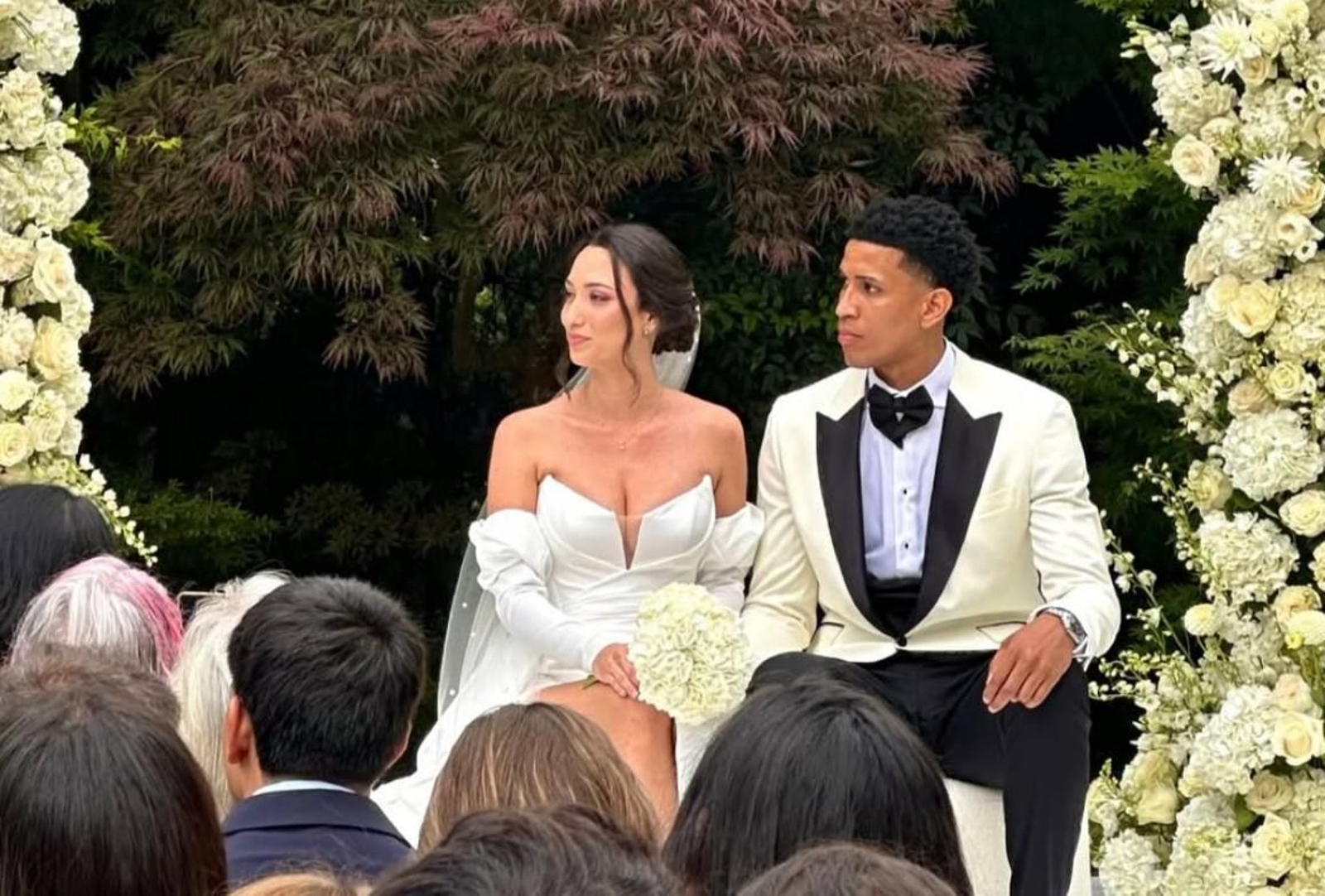 Tyson Pérez, un fin de semana redondo: Renovación y boda con compañeros del Unicaja Tyson Pérez, un fin de semana redondo: Renovación y boda con compañeros del Unicaja