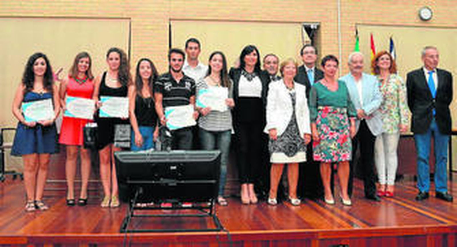 Alumnos brillantes y profesores jubilados posaron juntos.