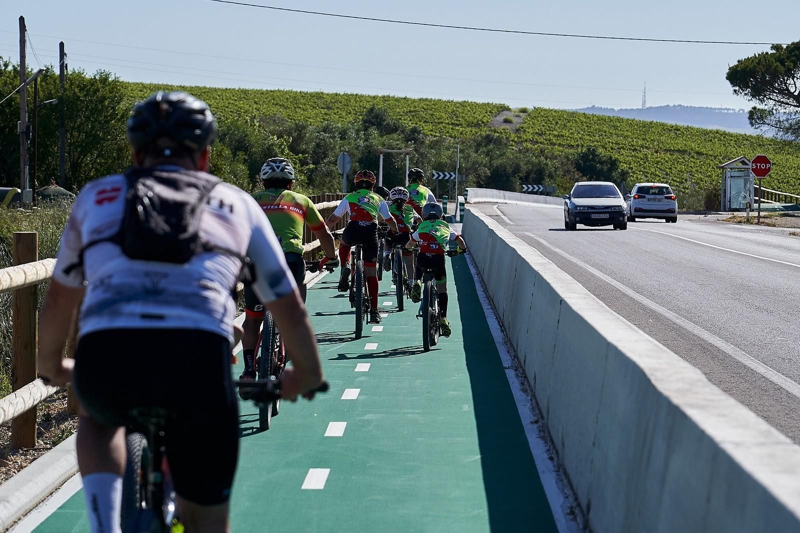 Ciclistas por la A-2003 que une Jerez con La Barca.