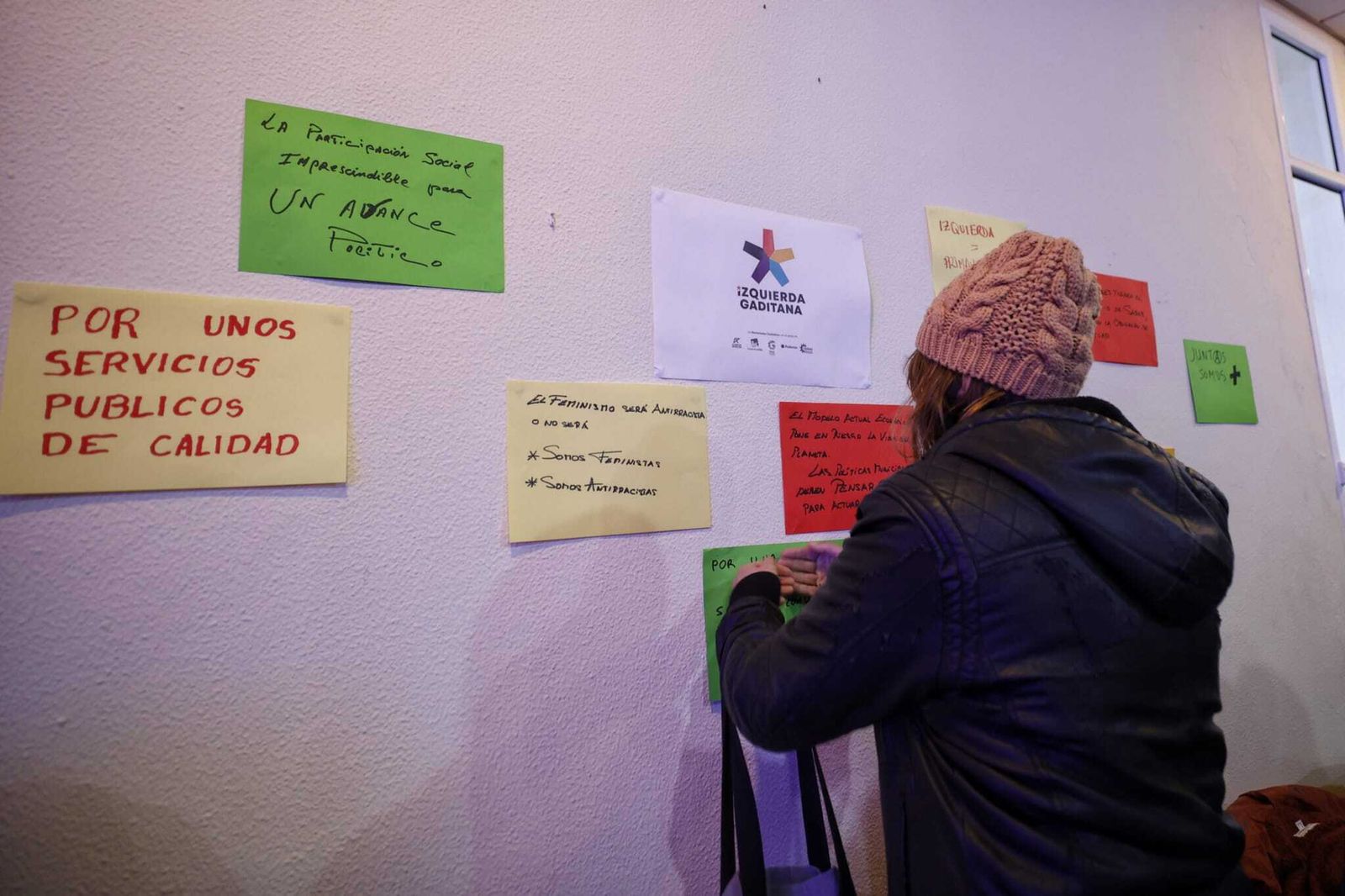 Carteles en la fiesta de Izquierda Gaditana celebrada hace unos días en Tartessos