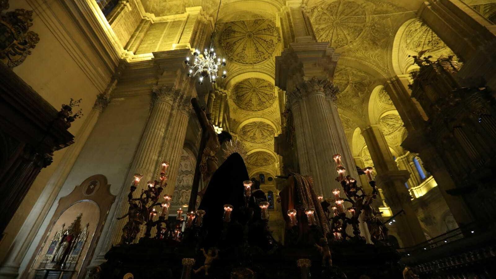 El trono de Salesianos cruza la Catedral en su estación de penitencia.