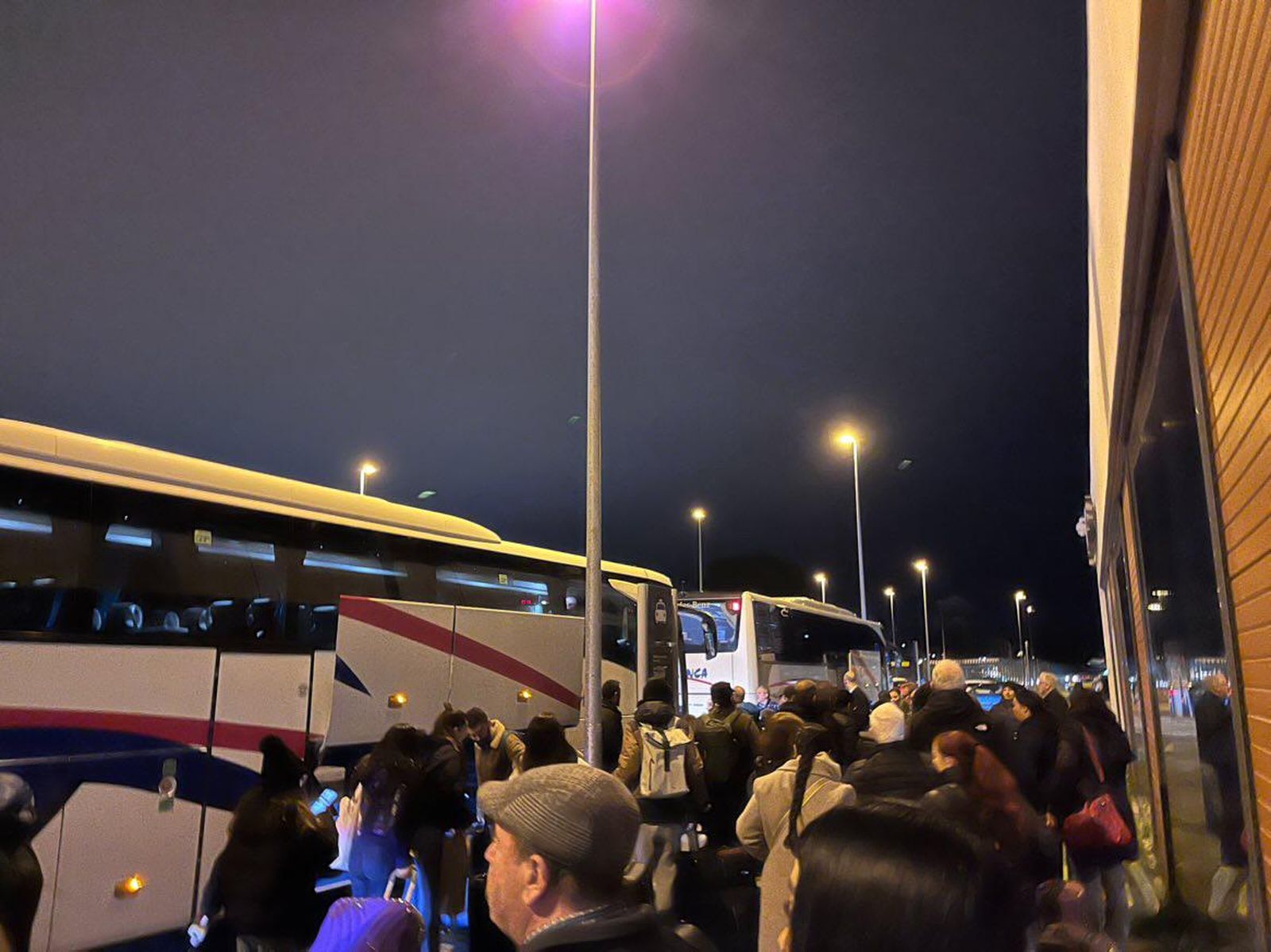 Caos en la estación al tener que trasladar a los usuarios por carretera hasta Sevilla.