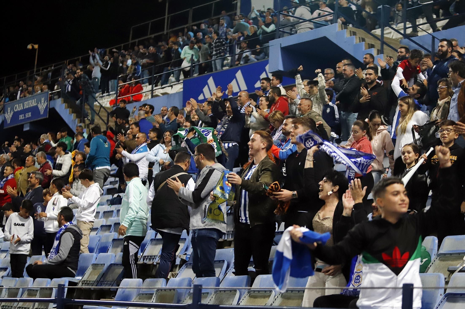 La afición del Recreativo de Huelva celebra un gol durante un partido de esta temporada.