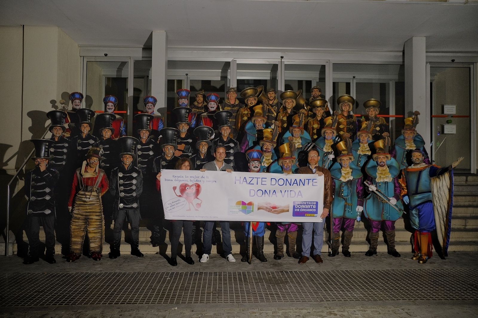 El coro 'Tócame', posando con la pancarta a favor de la donación de órganos.