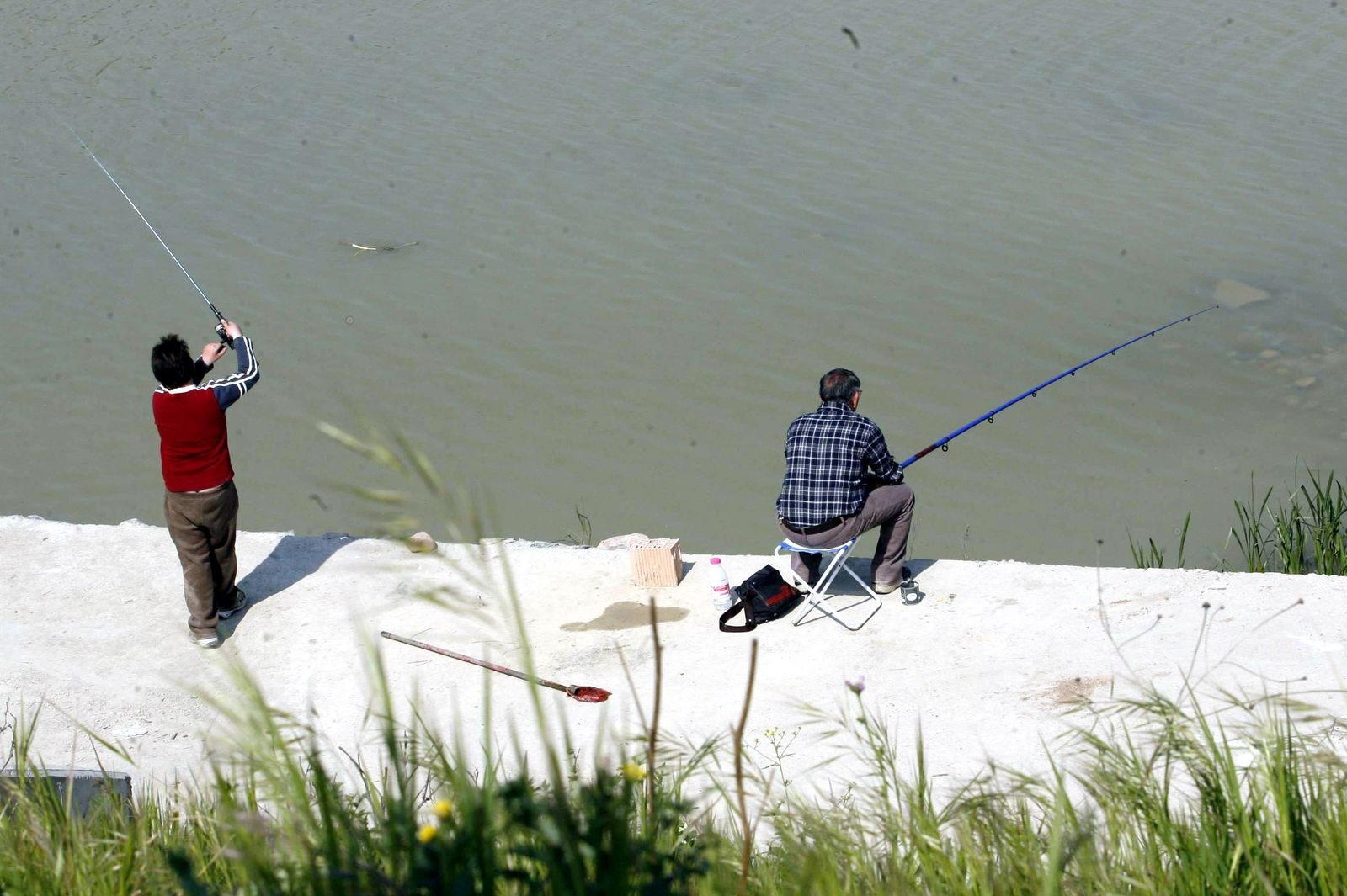 Dos vecinos que realizaban pesca deportiva dieron la voz de alarma sobre las capturas ilegales junto a la presa de Alcalá del Río.
