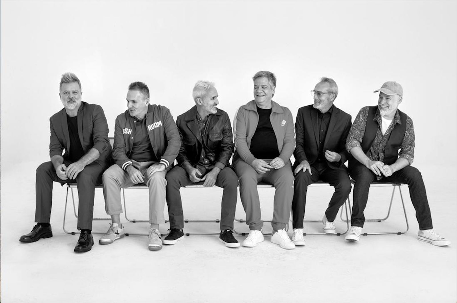 La actual formación de Los Pericos posa en una sesión fotográfica