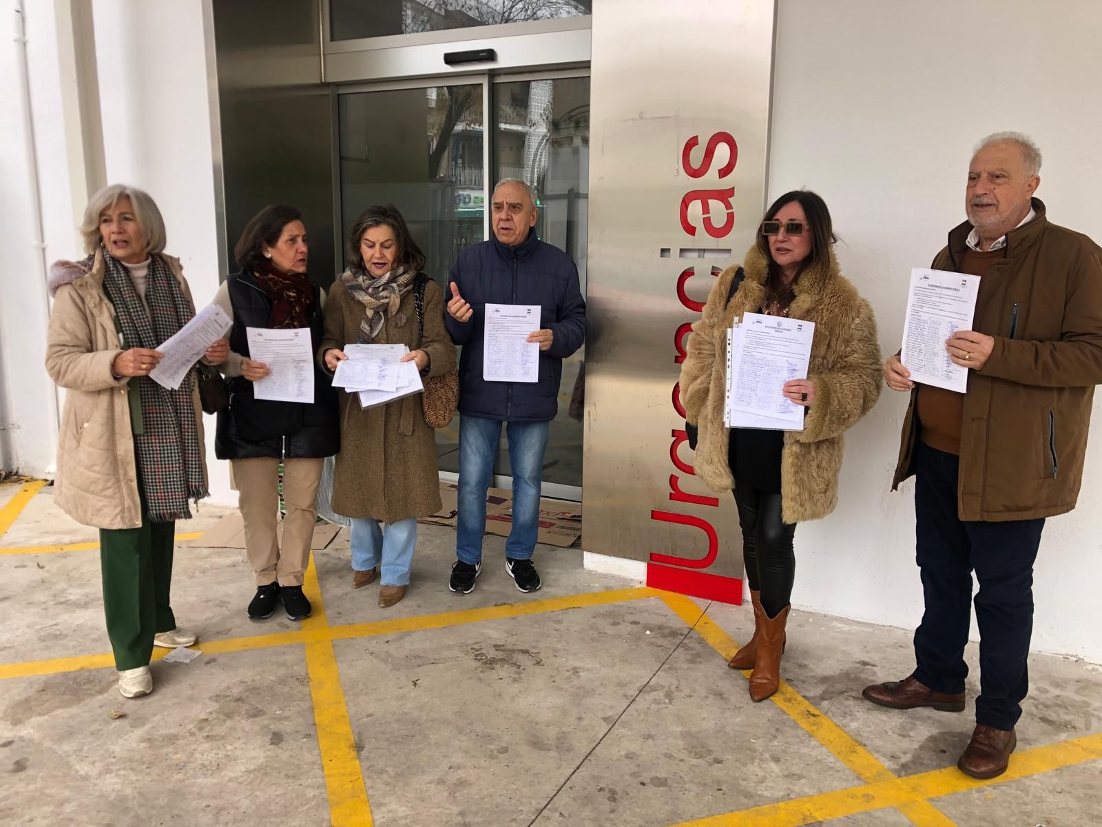 Responsables de las asociaciones vecinales, con las firmas recogidas ante el centro de salud Levante-Sur.