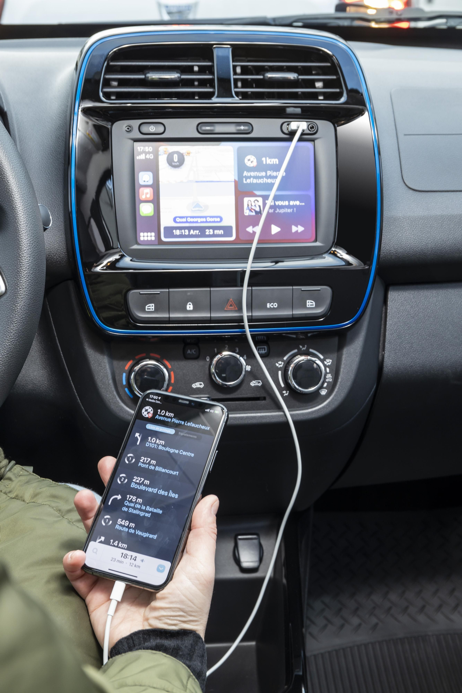 Usa el asistente de voz del teléfono, aunque para ello cuenta con un botón en el volante.