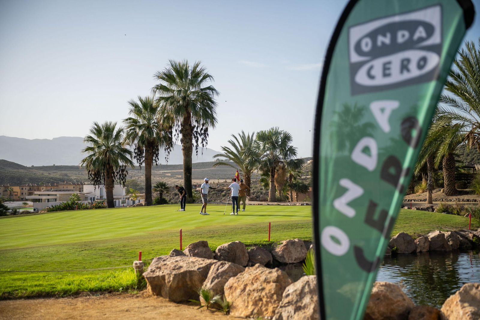 Varios jugadores en uno de los hoyos del circuito durante su participación la XXI Final del Torneo Nacional de Golf de Onda Cero.