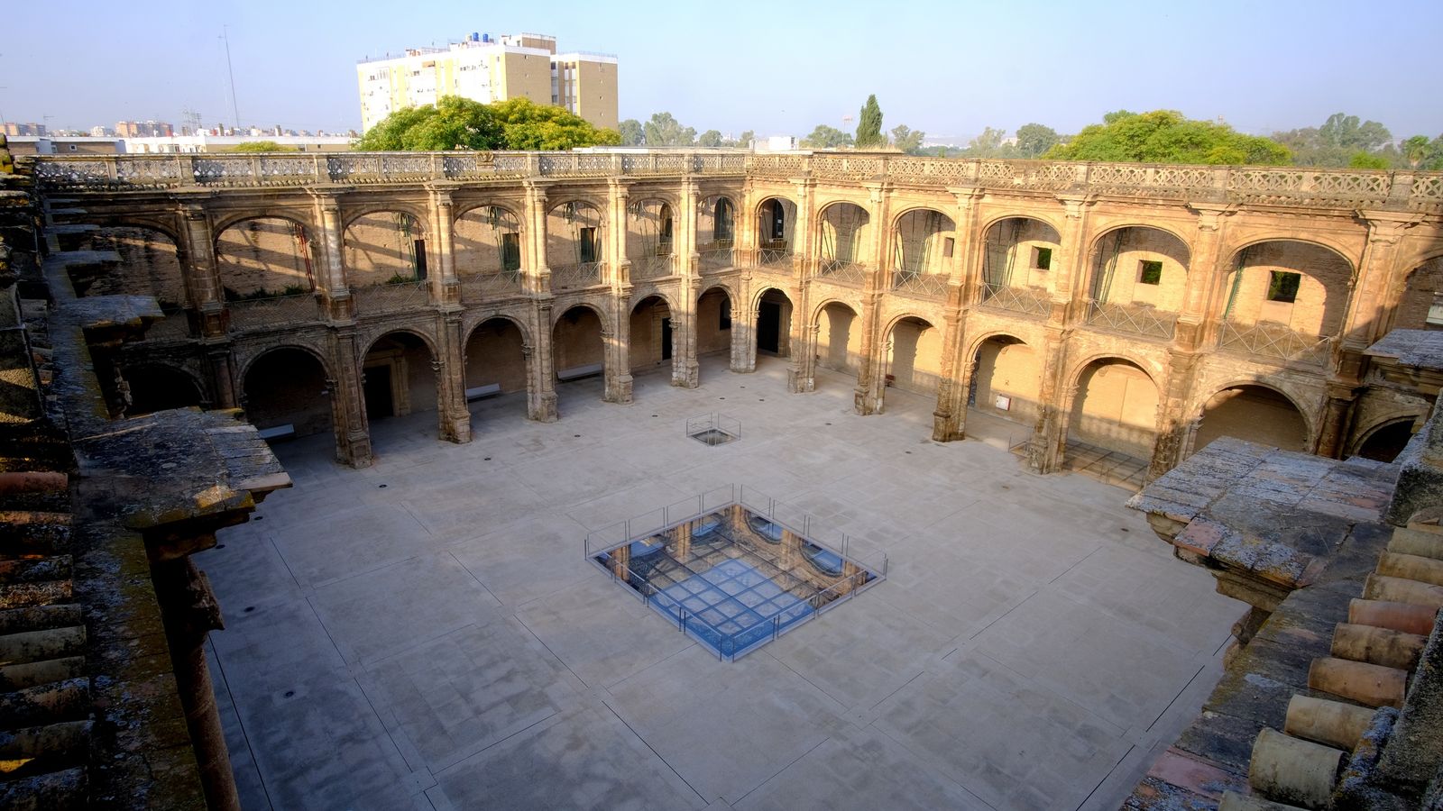 El claustro del monasterio de San Jerónimo ha sido rehabilitado en una primera fase.