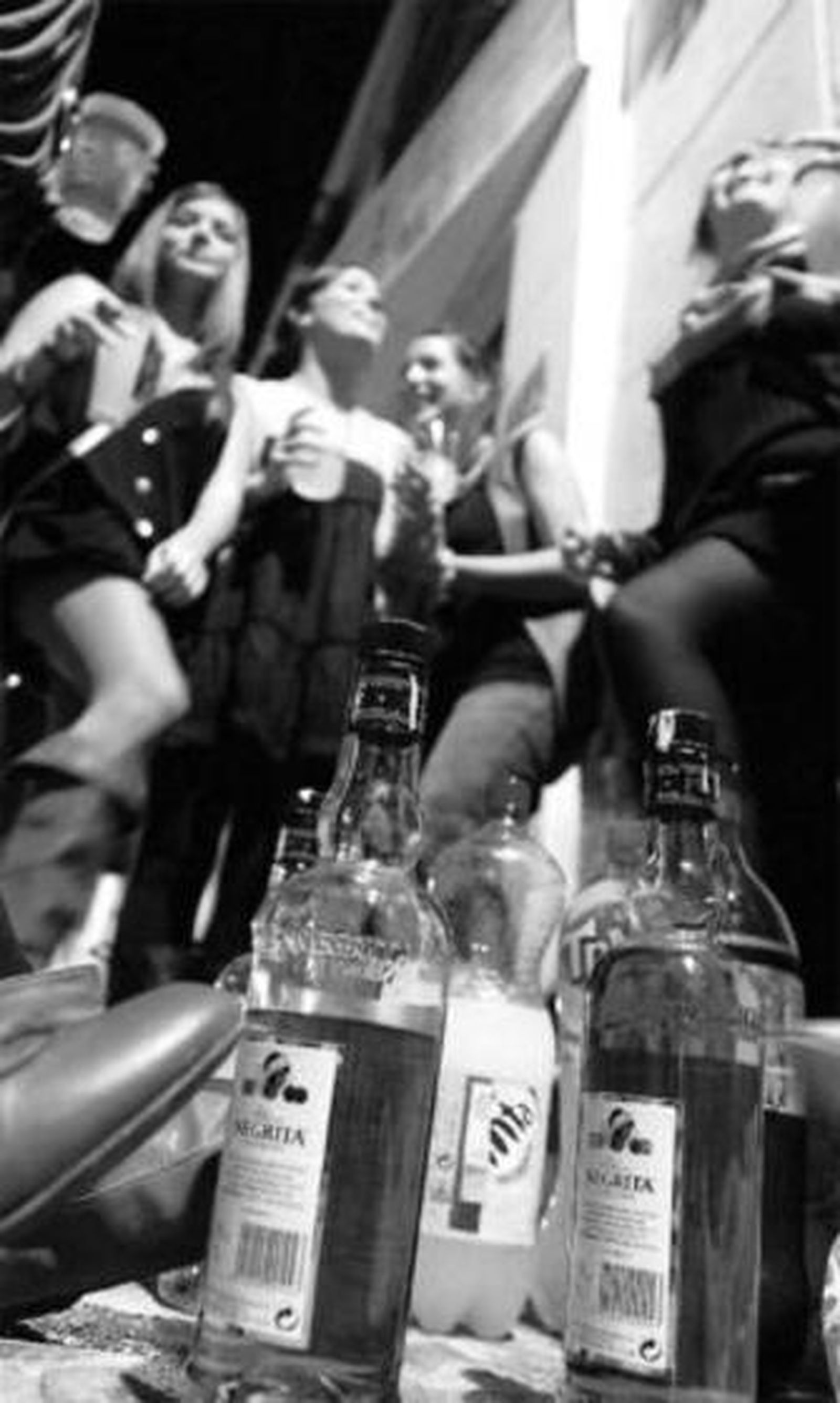 Jóvenes beben en plena calle en el centro histórico de Málaga capital.