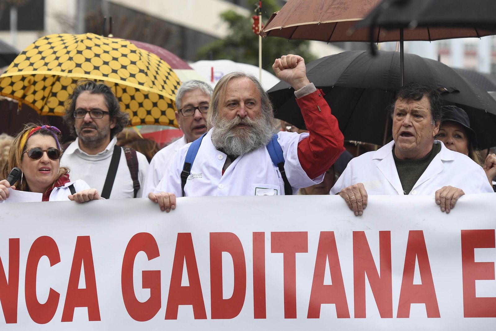 Antonio Vergara con el puño en alto en una manifestación anterior organizada por la Marea Blanca en Cádiz.