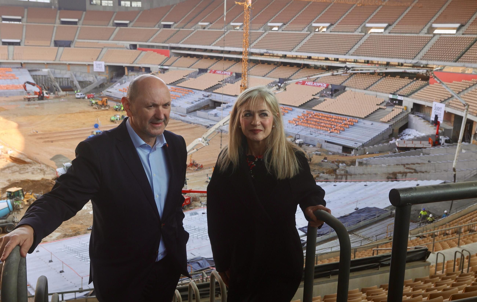 Louzán y Del Pozo posan con el recinto de fondo.