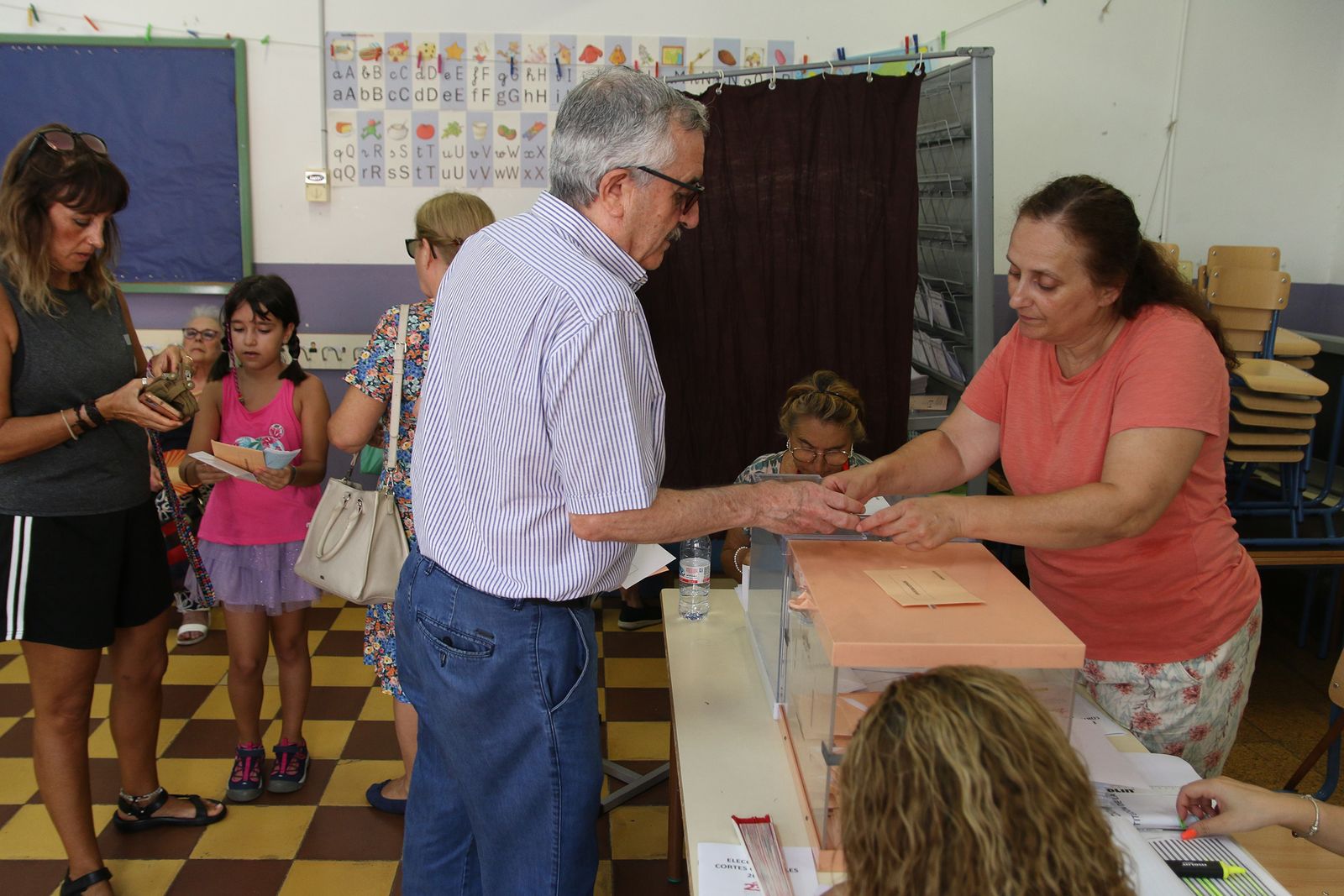 Almería hace cola para votar en las elecciones generales del 23J