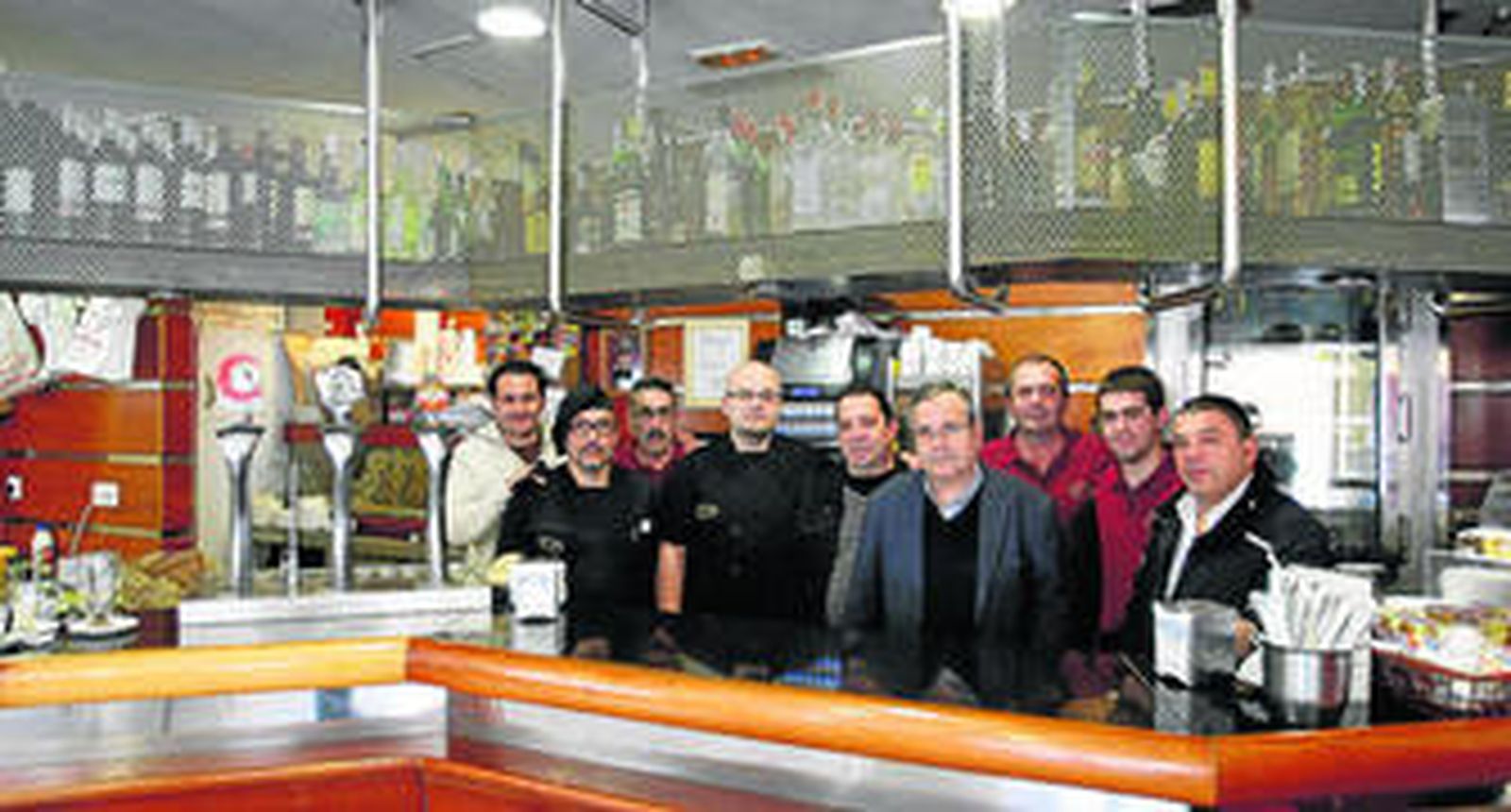 Pepe Parrado, al frente, con los camareros con los que empezó y la plantilla actual del Mari y Jose.