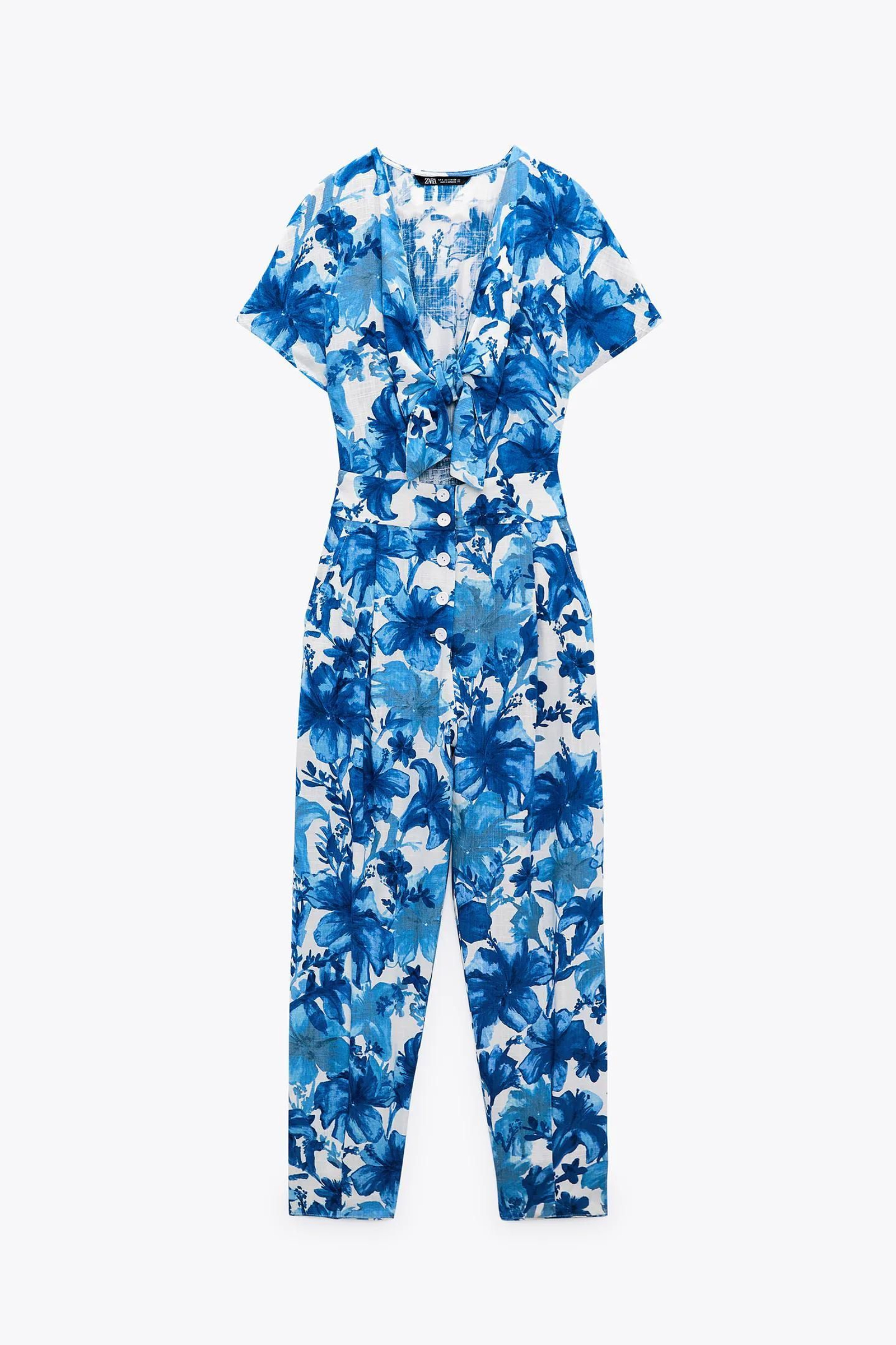 Mono azul klein con estampado de flores de Zara.